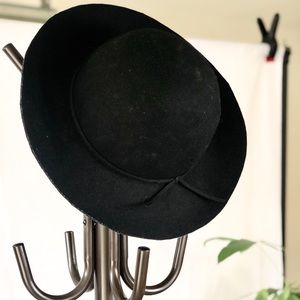 Black felt hat with mini felt knot.